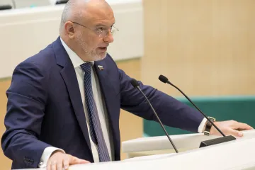 Navalnyj ukázal pohádkové bohatství senátora, který navrhuje trestat neúctu k moci