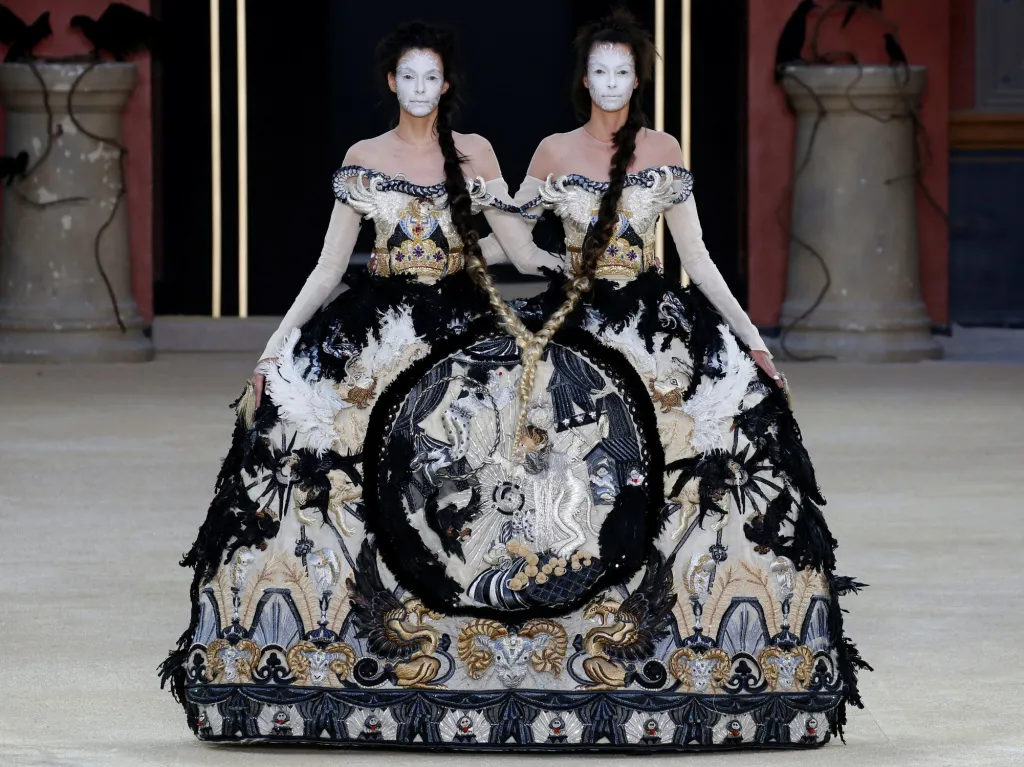 Pařížská přehlídka čínské návrhářky Guo Pei zaznamenala velké nadšení mezi módními fanoušky díky její práci s detaily modelů