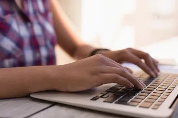 Lidé s cizími jmény mají problém zaregistrovat se k očkování. Systém je nedokáže ztotožnit s registrem