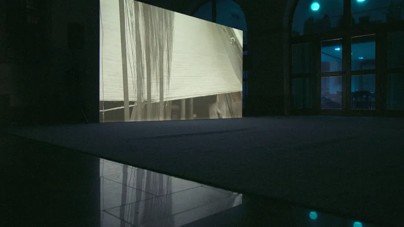 Instalace soutěžní sekce Jiné vize 2015 v atriu Konviktu