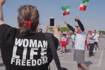 Protesty v Íránu neslábnou, režim postihuje i celebrity