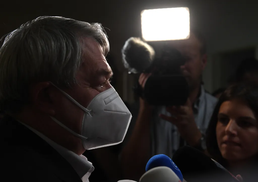 Předseda KSČM Vojtěch Filip hovoří s novináři ve volebním štábu KSČM