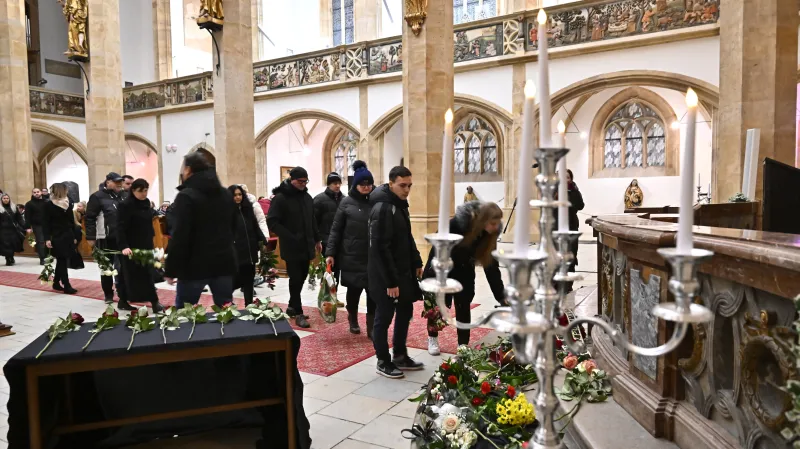 Lidé přicházejí na zádušní mši za oběti tragického požáru v restauraci U Kojota