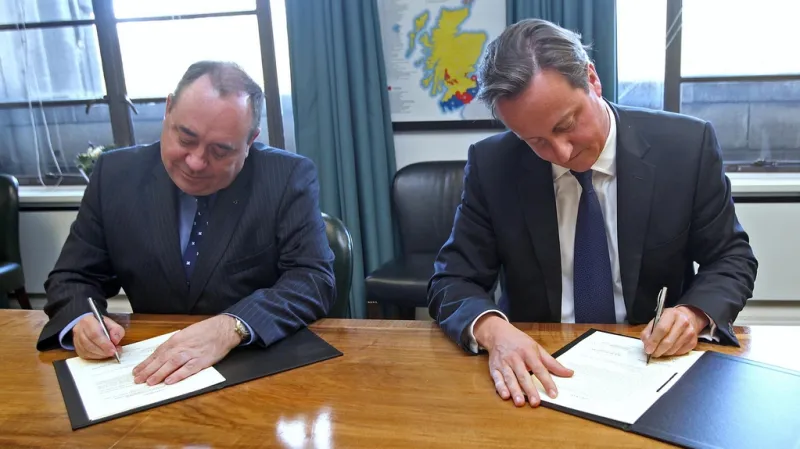 David Cameron a Alex Salmond podepsali dohodu o referendu
