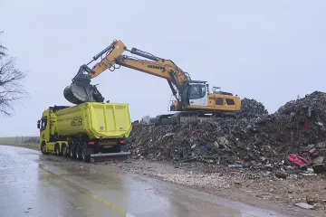 Koberce či dětské boby. Z Jesenicka se zpožděním mizí odpad z povodní