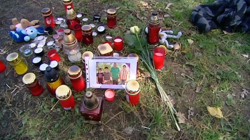 Smuteční svíčky na místě neštěstí