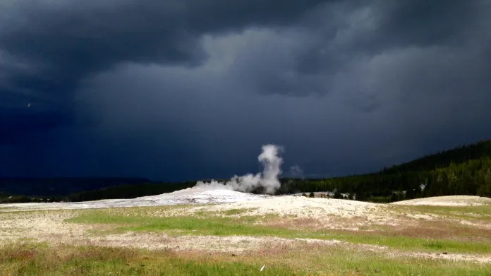 Bouře u gejzíru Old Faithful v Yellowstonu