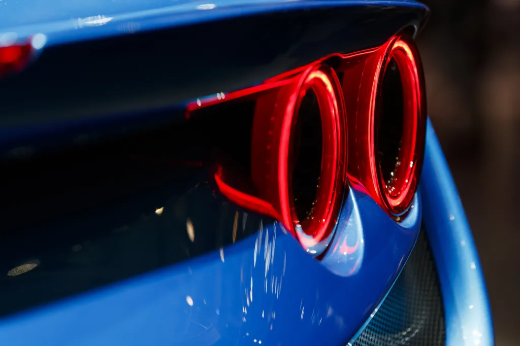 Zákazníkům v Česku by mělo být k dispozici 15 až 20 vozů Ferrari F8 Tributo. Skrývají přeplňovaný motor o objemu 3902 kubických centimetrů. Movití zájemci se dočkají v  průběhu roku 2020