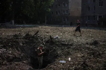 Fronta se k nim blíží, ale oni neodcházejí. Smířeni s osudem čekají na dny příští