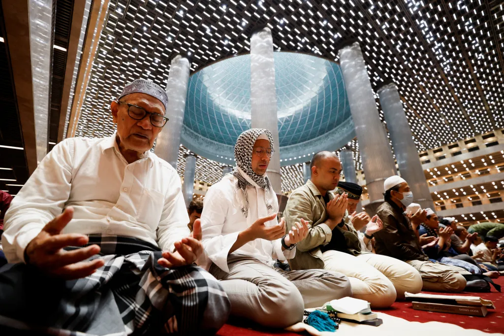 Nejvýznamnější je v rámci měsíce Laylat al-Qadr neboli Noc úradku, sedmadvacátý den ramadánu. Muslimové věří, že během této noci byl poprvé proroku Mohamedovi zjeven Korán