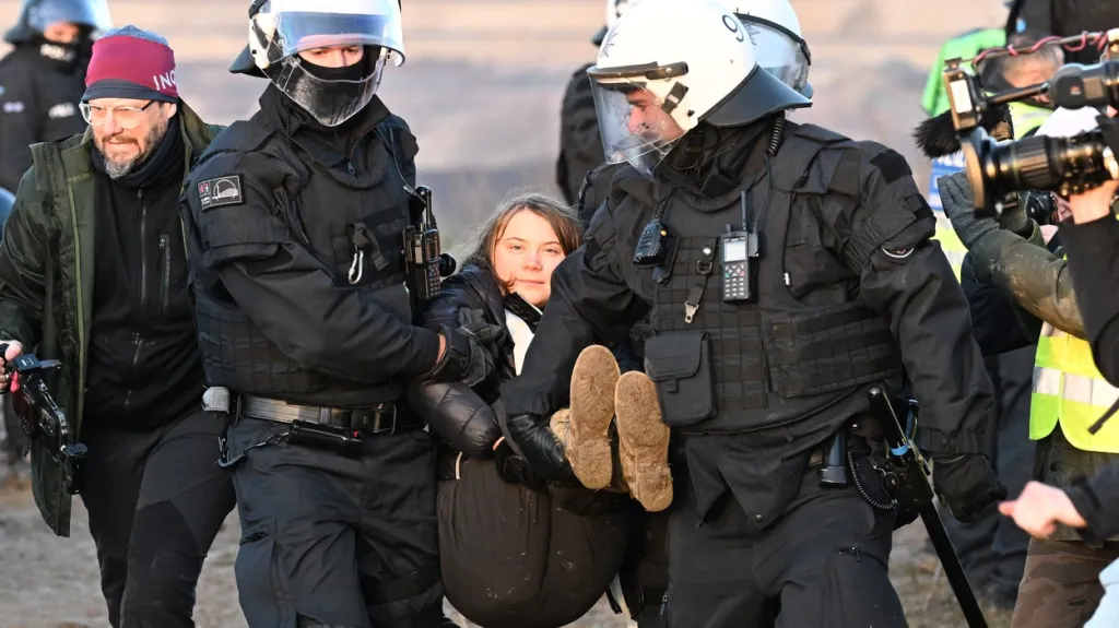 Německá policie při protestu proti těžbě uhlí zadržela Gretu Thunbergovou