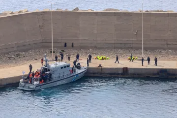 Desítky účastníků flotily zadržené Izraelem dorazily na Krétu, píše AFP