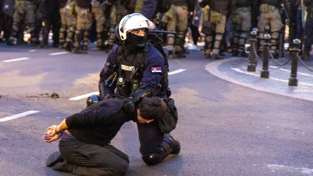 Studenti se střetli s policií v Bělehradě po komunálních volbách, kolem nichž se vznáší podezření z podvodů
