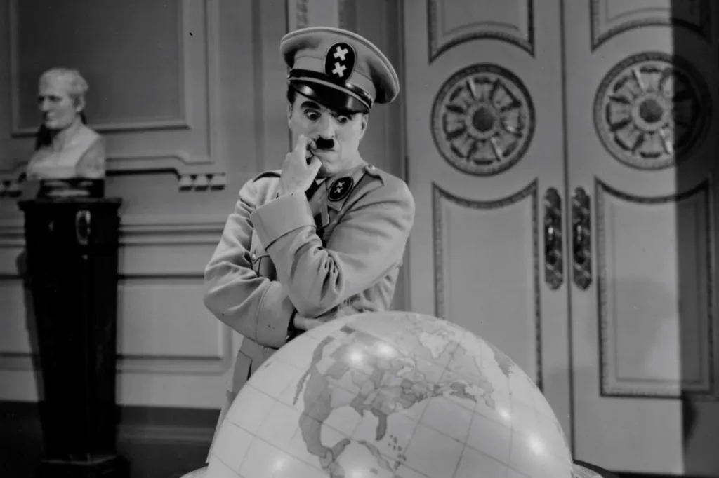 Ve filmové satiře Diktátor z roku 1940 ztvárňuje Charlie Chaplin karikaturní svět totalitních vůdců. Snímek ČT uvádí v originálním znění s titulky (8. května, 21:30, ČT art, poté iVysílání)