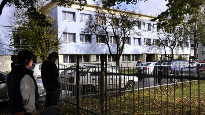 Obchodní škola ve Žďáru nad Sázavou, kde se objevil útočník