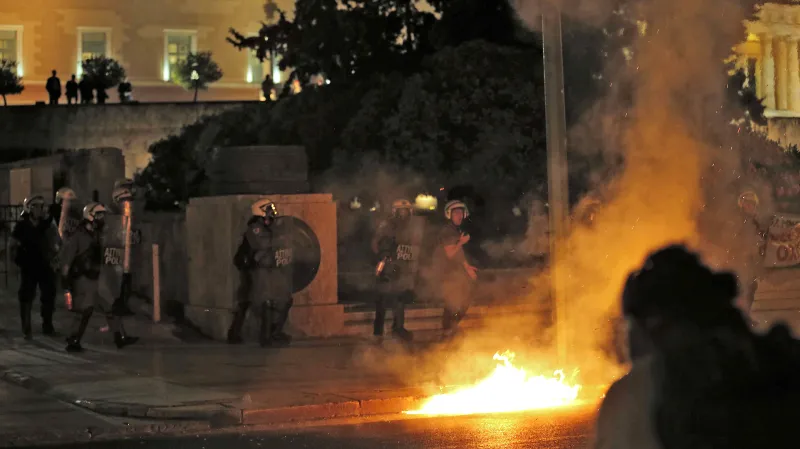 Středeční jednání řeckého parlamentu o reformách provázely nepokoje