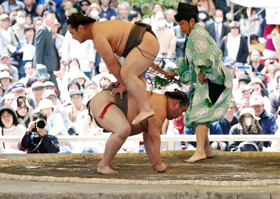 Zápasníci sumo na tradičním turnaji v tokijské svatyni Jasukuni, která je zasvěcena vojákům i civilistům, kteří zemřeli v boji za japonského císaře.