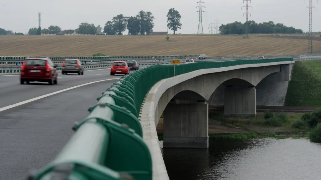 Most přes rybník Koberný na dálnici D3