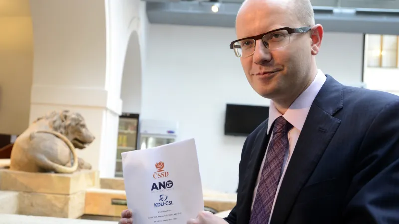 Bohuslav Sobotka s koaliční smlouvou