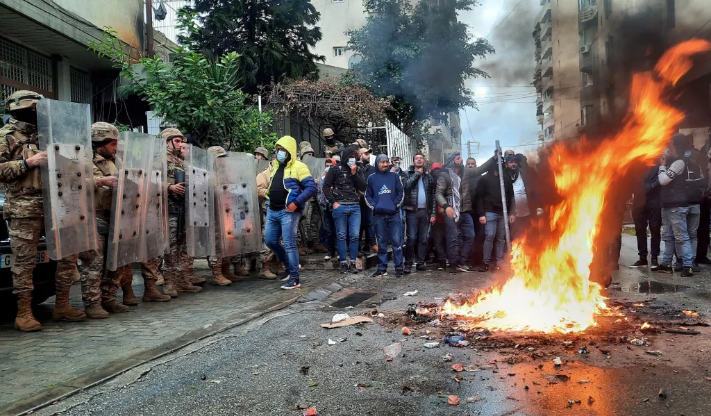 V libanonském Tripolisu se demonstrovalo proti vyhlášení lockdownu a zhoršujícím se ekonomickým podmínkám v zemi. Země se dlouhodobě pohybuje na hranici ekonomické krize a lidé očekávají, že vzhledem k současným opatřením dojde ještě k jejímu dalšímu prohloubení
