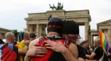 Lidé uctili u Braniborské brány v Berlíně památku ženy zabité při útoku při manifestaci komunity LGBT+