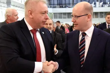 ČSSD se hecuje do volebního boje. Popereme se, vzkazuje Babišovi