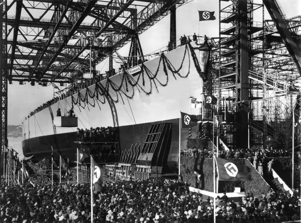 Trvalo ale ještě rok a půl, než bylo 251 metrů dlouhé plavidlo s děly střílejícími až 35 kilometrů daleko dokončeno a zařazeno do služby v německém námořnictvu. Od srpna 1940 pak následovaly zkoušky na moři, po kterých Bismarck zamířil na první, a jak se později ukázalo, tak i poslední plavbu. Vyrazil 18. května 1941 v devět hodin večer z přístavu v obsazené polské Gdyni