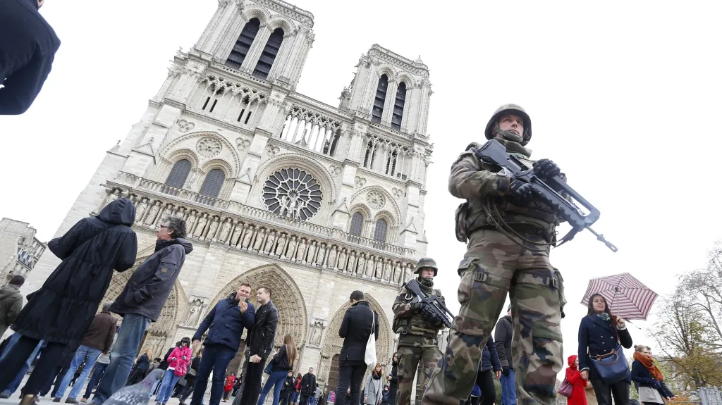 Ozbrojené složky před katedrálou Notre-Dame