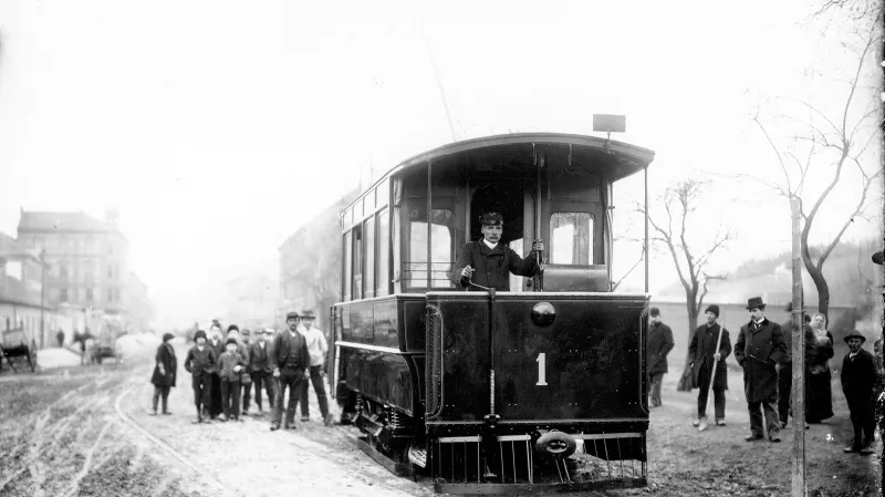 Podnik obsluhoval karlínsko-libeňsko-vysočanskou oblast třemi tratěmi. Jezdilo se v době od 6 do 22 hod. v desetiminutových intervalech. Ročně bylo přepraveno 1,5–2 miliony osob.