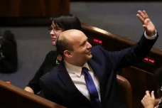 Izraelský parlament vyslovil důvěru nové koaliční vládě, Bennett je premiérem