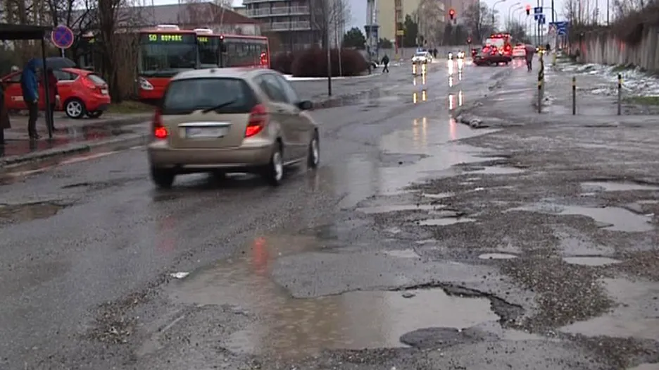 Po zimě jsou bratislavské silnice v katastrofálním stavu