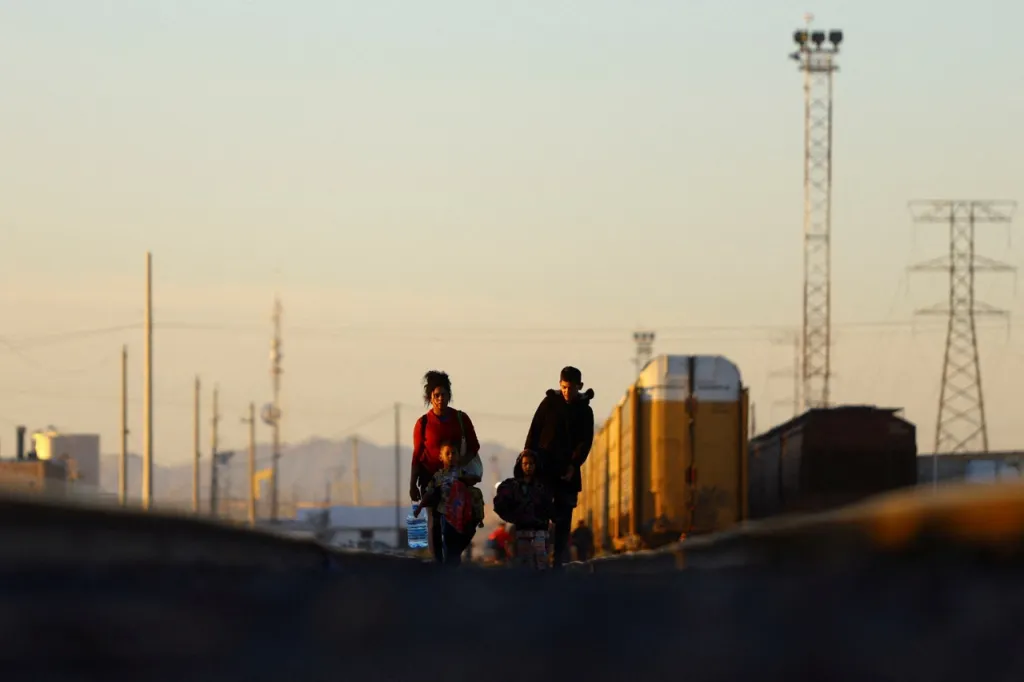 Pouští, řekou i po železnici. Imigranti překračují hranici za americkým snem