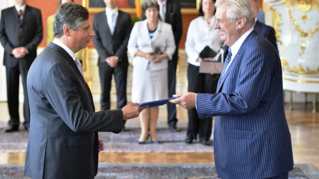 Miloš Zeman jmenuje Jana Fischera ministrem