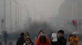 Návštěvníci Olympijského parku v Pekingu se chrání před smogem
