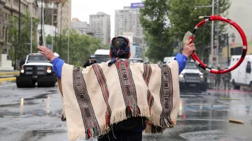 Demonstrace tradičních obyvatel v Chile proti výročí Kryštofa Kolumba