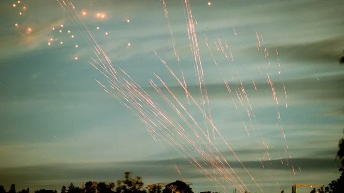 Světelné dráhy protiletadlové obrany na nebi nad Bělehradem (21. 5. 1999)