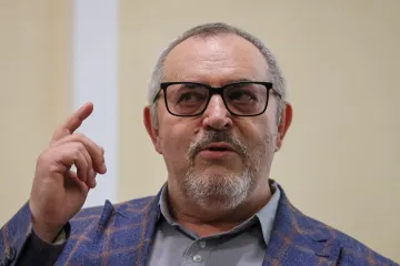 Ruský opoziční politik Naděždin opustil vlast, zamířil do Francie