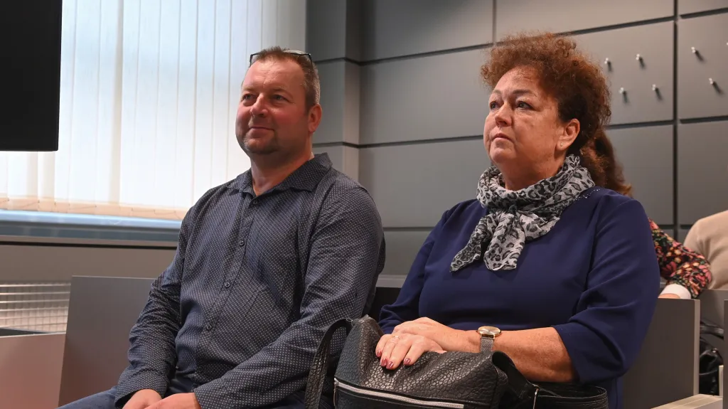 Hasič Jiří Pochyla a úřednice Věra Šulová u soudu