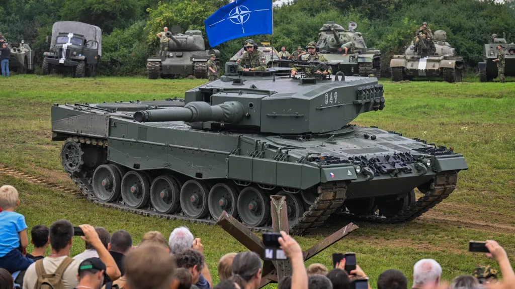 Tank Leopard 2A4 ve výzbroji české armády s vlajkou NATO