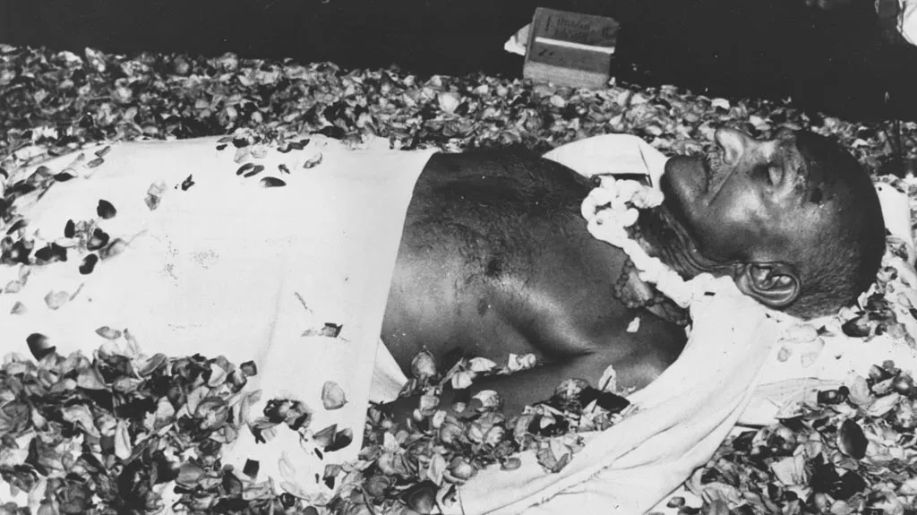 Tělo zavražděného Mahátmy Gándhího