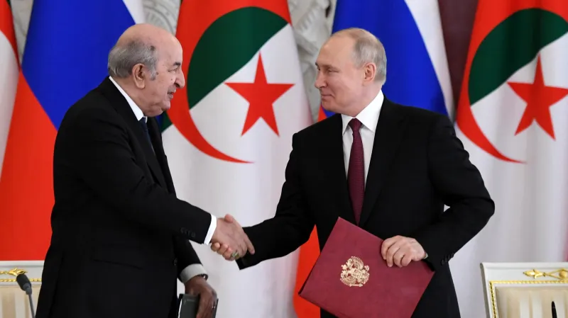 Alžírský prezident Abdal Madžíd Tabbúni s ruským vládcem Vladimirem Putinem v Moskvě v červnu 2023