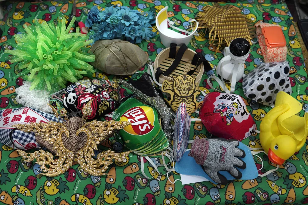 Politické masky Edmonda Koka symbolizují problémy, které řeší Hongkong a Čína