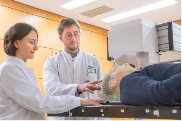 Malá verze detektoru částic z CERNu by mohla zajistit přesnější léčbu nádorů mozku