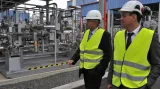 Zleva jednatel Net4Gas Jan Nehoda a majitel skupiny KKCG Karel Komárek před novým zásobníkem plynu