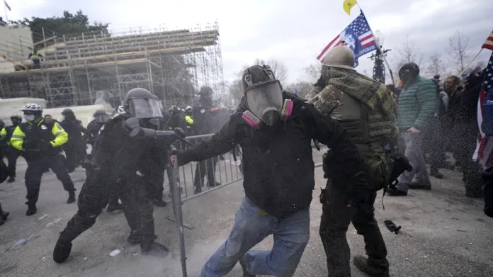 Demonstrující se ve Washingtonu střetli s policií