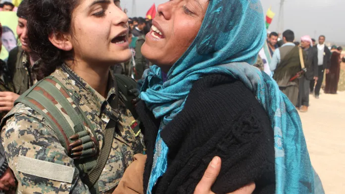 Kurdky jsou sunitské muslimky, a přesto bojují proti ISIS. Tisíce už jich ve válce zemřely, hlavně mladých dívek.