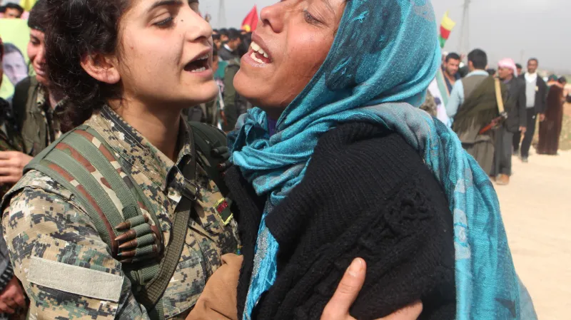 Kurdky jsou sunitské muslimky, a přesto bojují proti ISIS. Tisíce už jich ve válce zemřely, hlavně mladých dívek.