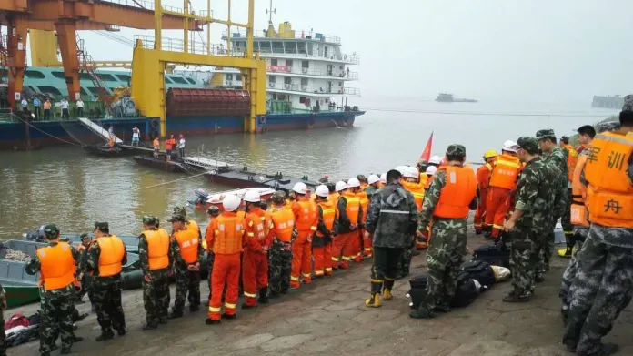 Záchranné práce na řece Jang-c-ťiang