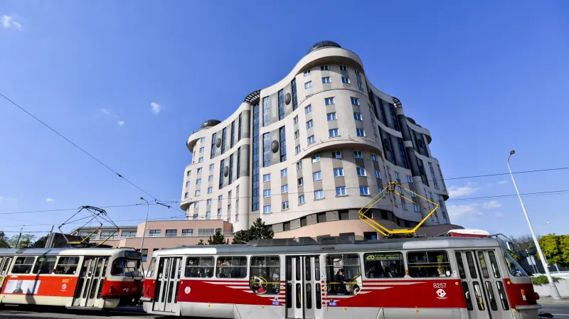 Tramvaj T3R.PLF je modernizací původní tramvaje T3, která dostala novou, částečně nízkopodlažní vozovou skříň