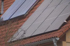 Stát snížil dotaci na střešní fotovoltaické panely, víc poputuje na úsporné úpravy domů